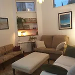 Con Pequeno Jardin En El Centro
