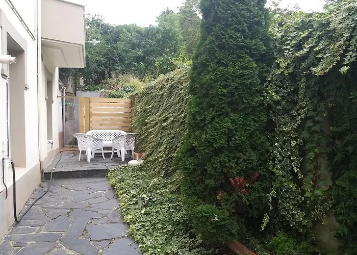 Con Pequeno Jardin En El Centro Appartement
